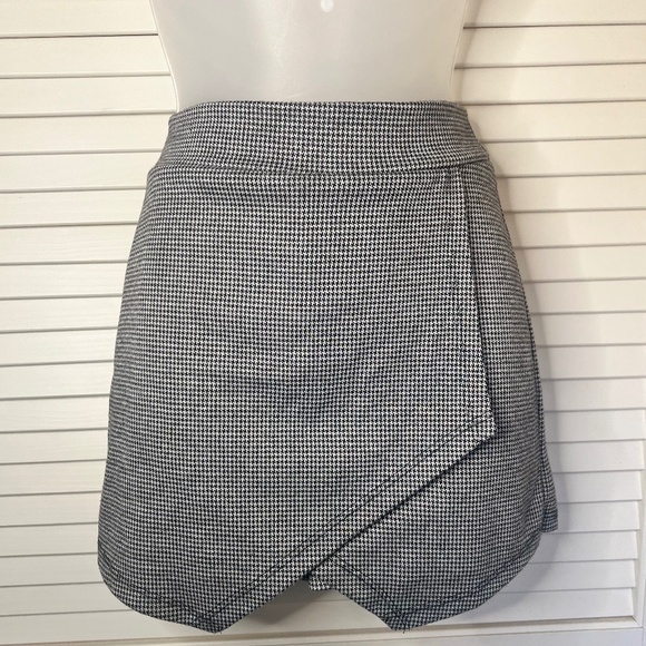Soprano Micro Houndstooth Mini Skort | Size: S - Picture 1 of 10